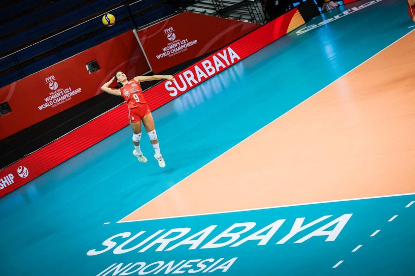 Hình ảnh libero Hà Kiều Vy cứu bóng