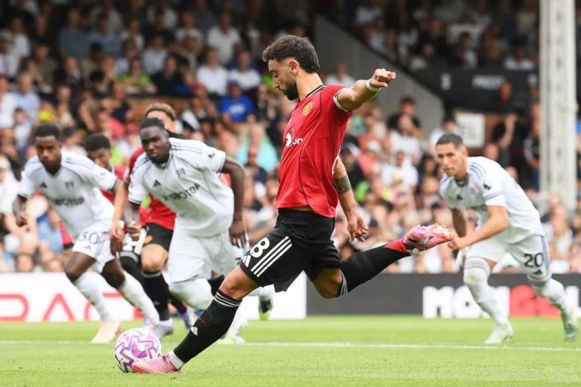 Bruno Fernandes sút hỏng phạt đền