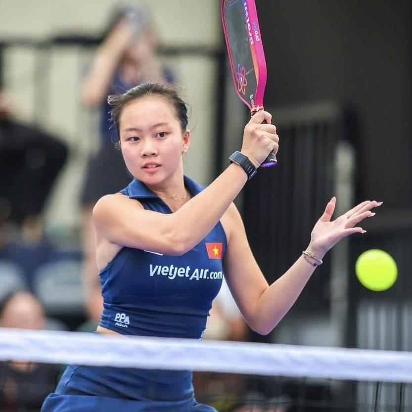 Sophia Phương Anh giơ cao cúp vô địch