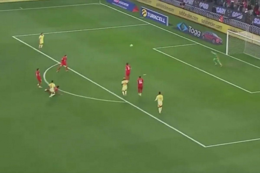 Merino hoàn tất cú hat-trick với cú sút xa từ ngoài vòng cấm