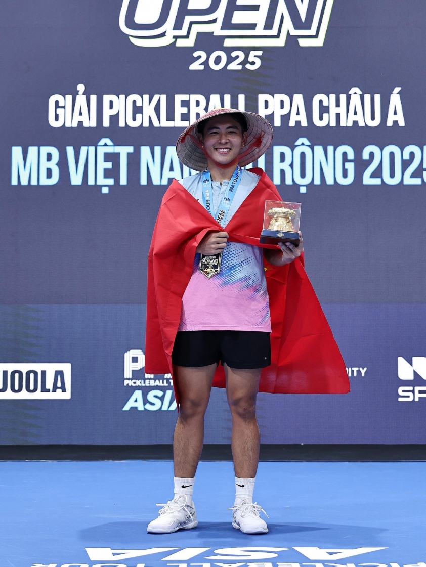 Phúc Huỳnh nhận cúp vô địch